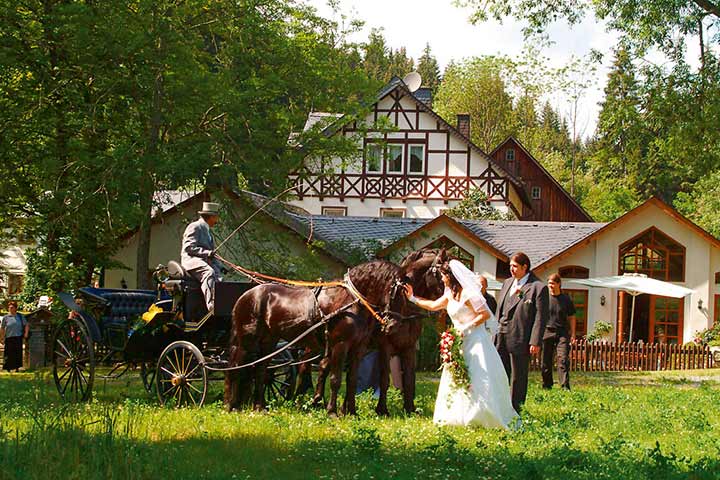 Romantische Kutschfahrt zur Hochzeit in der Bischofsmühle im Frankenwald
